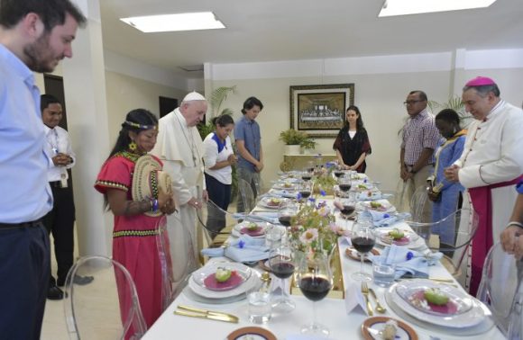 20190126T1307-24055-CNS-POPE-PANAMA-WYD-LUNCH-690x450